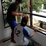 Pemasangan kusen dan kaca jendela sudut pada rumah minimalis di depok maharaja dtc