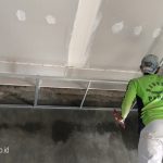 Pemasangan plafon dengan drop ceiling rumah minimalis di depok maharaja