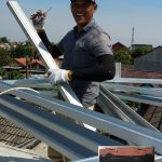 Pemasangan truss rangka atap baja ringan dengan penutup atap genteng full flat kanmuri