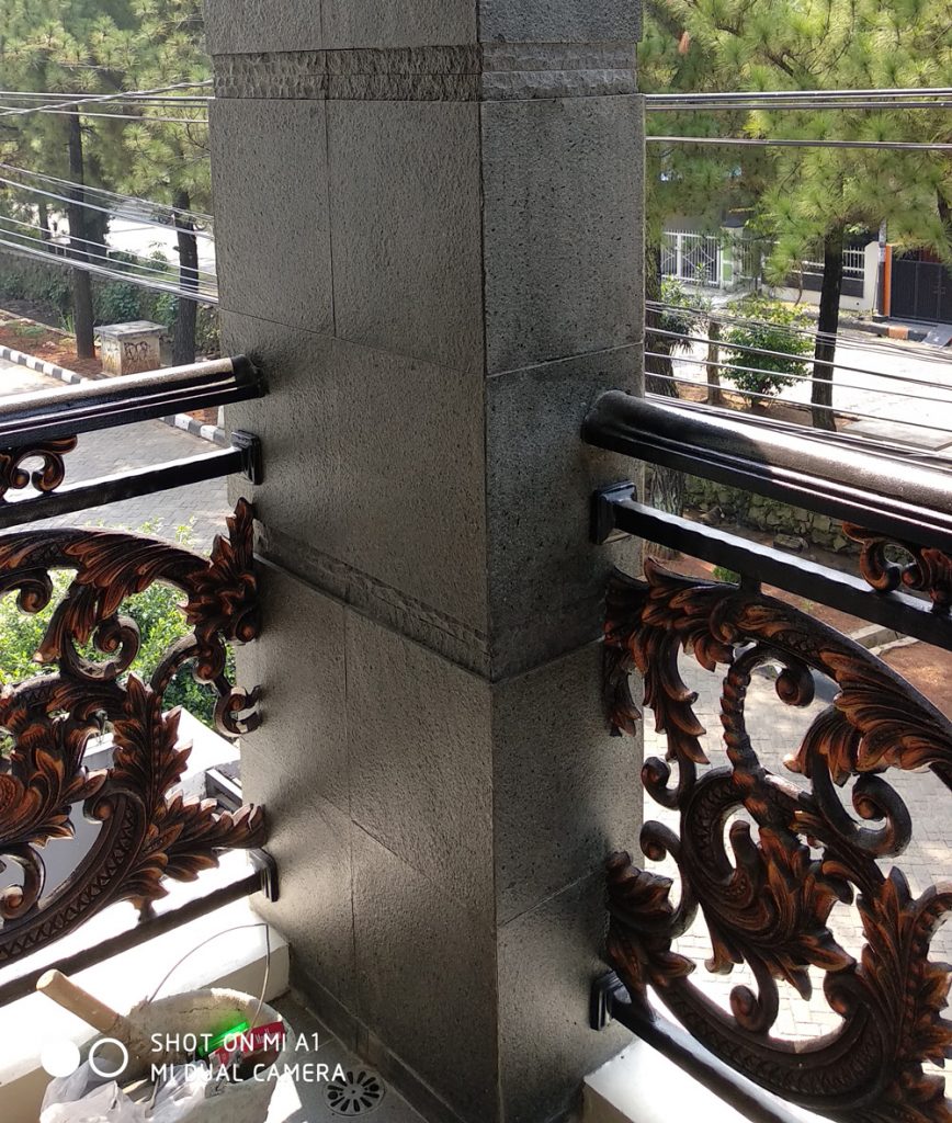 Railing besi tempa klasik di balkon perumahan depok maharaja